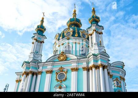 Barocke St. Andrew's Church (Kathedrale von St. Andrew, 1747 - 1754), entworfen von den kaiserlichen Architekten Bartolomeo Rastrelli. Kiew, Ukraine Stockfoto