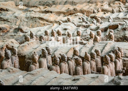 Ausgegrabenen Skulpturen Statuen der Terracotta Armee Soldaten des Kaisers Qin Shi Huang, Xian, Shaanxi, China Stockfoto