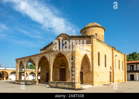 Platz mit Agios Mamas Kirche mit Glockenturm, Guzelyurt, Morphou, Nördlich Zypern Stockfoto