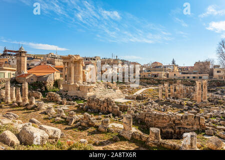 Die Ruinen und nur Fragment der Venus Tempel mit modernen Häusern und blauer Himmel im Hintergrund links, Beqaa Tal, Baalbek, Libanon Stockfoto