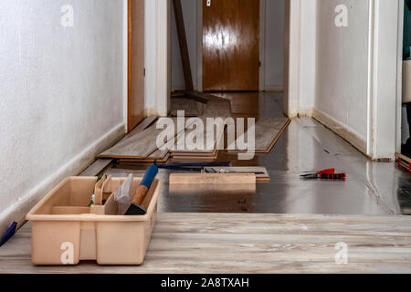 Zimmer - Lobby - mit unfertigen Laminat Installation. Stockfoto