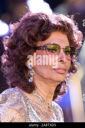 Hamburg, Deutschland. 09 Nov, 2019. Sophia Loren, italienische Schauspielerin, anlässlich der Taufzeremonie in der Plaza auf dem Kreuzfahrtschiff MSC Grandiosa. Credit: Christian Charisius/dpa/Alamy leben Nachrichten Stockfoto