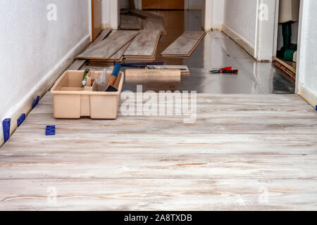 Zimmer - Lobby - mit unfertigen Laminat Installation. Stockfoto