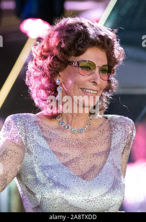 Hamburg, Deutschland. 09 Nov, 2019. Sophia Loren, italienische Schauspielerin, anlässlich der Taufzeremonie in der Plaza auf dem Kreuzfahrtschiff MSC Grandiosa. Credit: Christian Charisius/dpa/Alamy leben Nachrichten Stockfoto