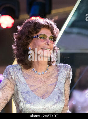 Hamburg, Deutschland. 09 Nov, 2019. Sophia Loren, italienische Schauspielerin, anlässlich der Taufzeremonie in der Plaza auf dem Kreuzfahrtschiff MSC Grandiosa. Credit: Christian Charisius/dpa/Alamy leben Nachrichten Stockfoto