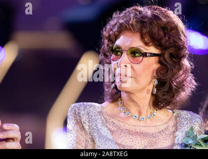 Hamburg, Deutschland. 09 Nov, 2019. Sophia Loren, italienische Schauspielerin, anlässlich der Taufzeremonie in der Plaza auf dem Kreuzfahrtschiff MSC Grandiosa. Credit: Christian Charisius/dpa/Alamy leben Nachrichten Stockfoto