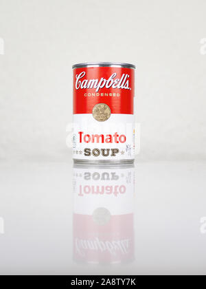 SABADELL, Spanien - 11 November, 2019: Kann der Campbell's Tomato Soup, 2019 Gestaltung, Reflexion vorstellen Stockfoto