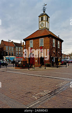 Yarm Rathaus drapiert mit Mohnblumen für Tag der Erinnerung 2019, Yarm on Tees, England Stockfoto