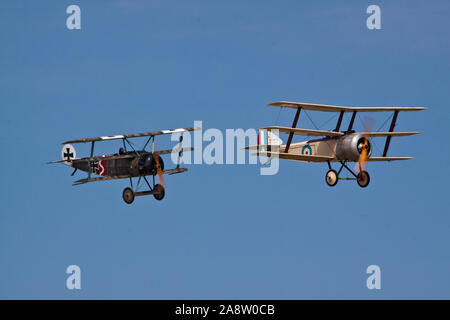 Sopwith Dreidecker und Fokker DR1 Dreidecker zusammen im Flug Stockfoto