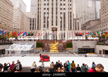 Statue des Prometheus in der unteren Plaza mit Blick auf die Eisbahn, Rockefeller Center, Manhattan, New York City, Vereinigte Staaten von Amerika. Stockfoto