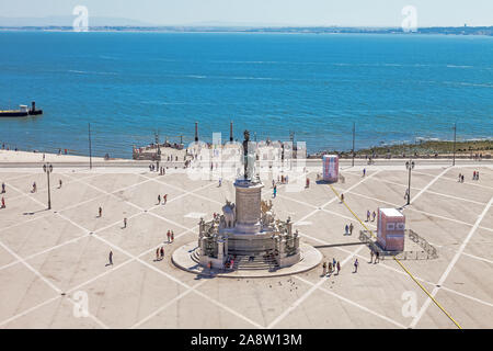 Lissabon, Portugal. Antenne der Praca do Comercio aka Terreiro do Paco oder Commerce Platz mit König Dom Jose Statue, Cais das Colunas Wharf Tejo Stockfoto