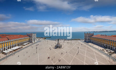 Lissabon, Portugal. Luftaufnahme der Praca do Comercio aka Terreiro do Paco oder Commerce Platz mit König Dom Jose Statue, Cais das Colunas Wharf und den Tejo Stockfoto