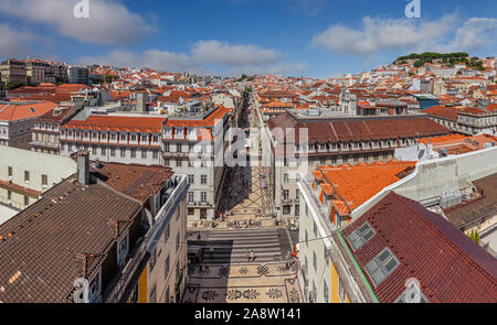 Luftaufnahme der Rua Augusta Straße im Viertel Baixa von Lissabon, Portugal. Die kosmopolitischste Straße der Hauptstadt ist ein Wahrzeichen der Stadt. 18. Stockfoto