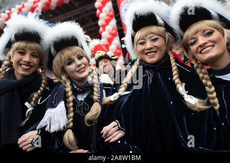 Düsseldorf, Deutschland. 11 Nov, 2019. Narren feiern vor dem Rathaus. In Deutschlands Karnevalshochburgen Die närrischen Zeit beginnt um elf Uhr elf. Credit: Federico Gambarini/dpa/Alamy leben Nachrichten Stockfoto