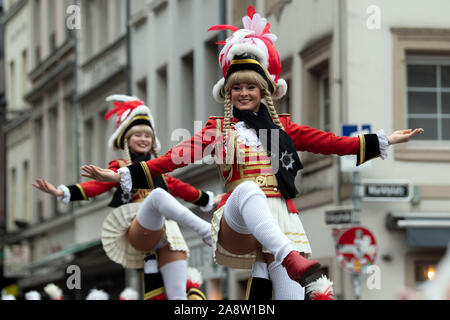 Düsseldorf, Deutschland. 11 Nov, 2019. Narren feiern vor dem Rathaus. In Deutschlands Karnevalshochburgen Die närrischen Zeit beginnt um elf Uhr elf. Credit: Federico Gambarini/dpa/Alamy leben Nachrichten Stockfoto