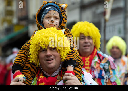 Düsseldorf, Deutschland. 11 Nov, 2019. Narren feiern vor dem Rathaus. In Deutschlands Karnevalshochburgen Die närrischen Zeit beginnt um elf Uhr elf. Credit: Federico Gambarini/dpa/Alamy leben Nachrichten Stockfoto