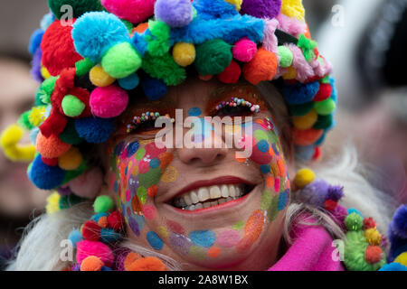 Düsseldorf, Deutschland. 11 Nov, 2019. Eine verschleierte Narr lacht vor dem Rathaus. In Deutschlands Karnevalshochburgen Die närrischen Zeit beginnt um elf Uhr elf. Credit: Federico Gambarini/dpa/Alamy leben Nachrichten Stockfoto