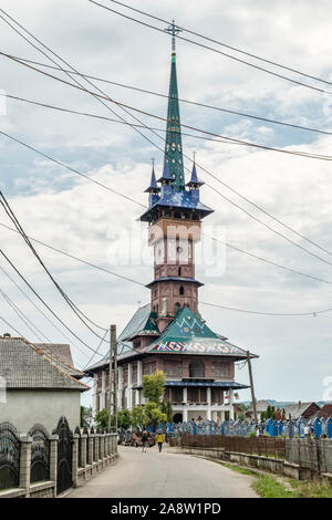 Die hell gestrichenen Kirche in der berühmten Frohe Friedhof im Dorf Săpânța, Satu Mare, Rumänien. Stockfoto