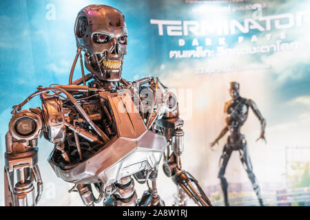 Bangkok, Thailand - 25.Oktober 2019: Terminator dunklen Schicksal Film Werbung Hintergrund stand mit T-800 Roboter Maschine Modell Statue zeigt im Kino Stockfoto