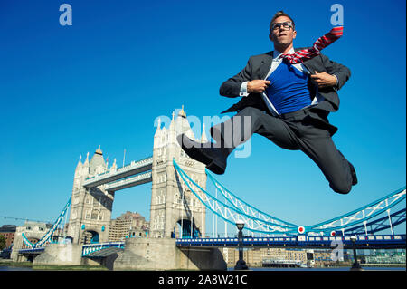 Der riesige britische Superheldenunternehmer sprang in einer einzigen Grenze in London, Großbritannien, über die Tower Bridge Stockfoto