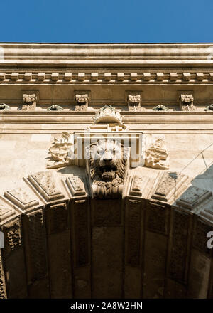 Architektonischen Details von Lion Carving und Wappen über dem Bogen auf Budapest Kettenbrücke Stockfoto