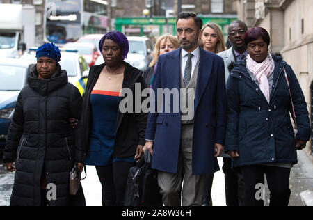 Anwalt Aamer Anwar (Mitte) kommt an der Crown Office in Edinburgh, mit Familienmitgliedern der späten Sheku Bayoh, einschließlich seiner Mutter Aminata (links), der in Polizeigewahrsam im Jahr 2015 starb. In einer Sitzung, die Familie von Herrn Bayoh, zusammen mit ihrem Anwalt Aamer Anwar, mit dem Herrn Rechtsanwalt, Solicitor General für Schottland Alison Di Rollo QC, Crown Counsel Alex Prentice QC und Stellvertretende Crown Agent Lindsey Miller sprechen. Stockfoto