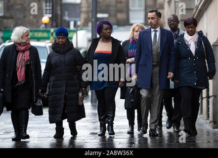 Anwalt Aamer Anwar (3. rechts) kommt an der Crown Office in Edinburgh, mit Familienmitgliedern der späten Sheku Bayoh, einschließlich seiner Mutter Aminata (2. links), der in Polizeigewahrsam im Jahr 2015 starb. In einer Sitzung, die Familie von Herrn Bayoh, zusammen mit ihrem Anwalt Aamer Anwar, mit dem Herrn Rechtsanwalt, Solicitor General für Schottland Alison Di Rollo QC, Crown Counsel Alex Prentice QC und Stellvertretende Crown Agent Lindsey Miller sprechen. Stockfoto