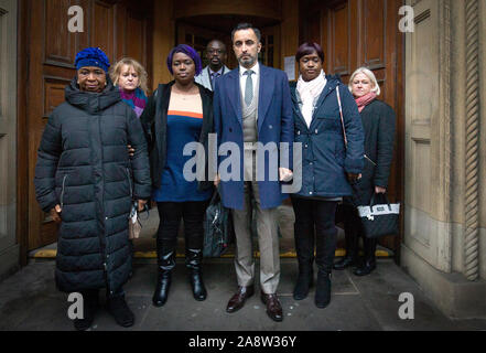 Anwalt Aamer Anwar (Mitte) kommt an der Crown Office in Edinburgh, mit Familienmitgliedern der späten Sheku Bayoh, einschließlich seiner Mutter Aminata (links), der in Polizeigewahrsam im Jahr 2015 starb. In einer Sitzung, die Familie von Herrn Bayoh, zusammen mit ihrem Anwalt Aamer Anwar, mit dem Herrn Rechtsanwalt, Solicitor General für Schottland Alison Di Rollo QC, Crown Counsel Alex Prentice QC und Stellvertretende Crown Agent Lindsey Miller sprechen. Stockfoto