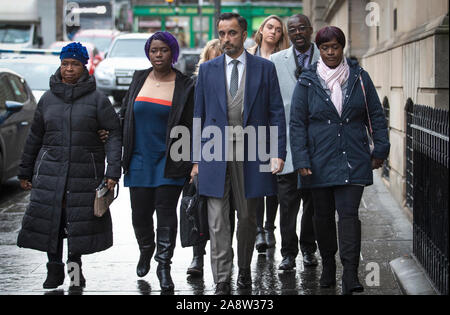 Anwalt Aamer Anwar (Mitte) kommt an der Crown Office in Edinburgh, mit Familienmitgliedern der späten Sheku Bayoh, einschließlich seiner Mutter Aminata (links), der in Polizeigewahrsam im Jahr 2015 starb. In einer Sitzung, die Familie von Herrn Bayoh, zusammen mit ihrem Anwalt Aamer Anwar, mit dem Herrn Rechtsanwalt, Solicitor General für Schottland Alison Di Rollo QC, Crown Counsel Alex Prentice QC und Stellvertretende Crown Agent Lindsey Miller sprechen. Stockfoto