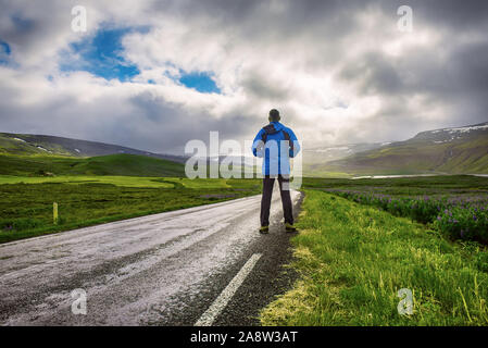 Mann auf der Straße Stockfoto