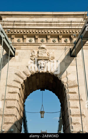 Architektonischen Details von Lion Carving und Wappen über dem Bogen auf Budapest Kettenbrücke Stockfoto