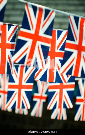 Großbritannien Union Jack Flagge Bunting hängen in feierlichen Zeilen oberhalb der Straßen von London, Vereinigtes Königreich Stockfoto