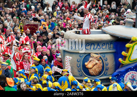 Düsseldorf, Deutschland. 11 Nov, 2019. Der Düsseldorfer Karneval Abbildung Hoppeditz vor dem Rathaus spricht. In Deutschlands Karnevalshochburgen Die närrischen Zeit beginnt um elf Uhr elf. Credit: Federico Gambarini/dpa/Alamy leben Nachrichten Stockfoto