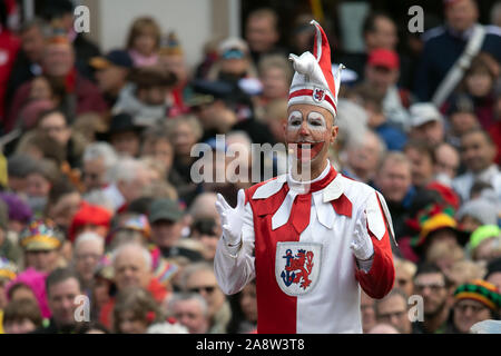 Düsseldorf, Deutschland. 11 Nov, 2019. Der Düsseldorfer Karneval Abbildung Hoppeditz vor dem Rathaus spricht. In Deutschlands Karnevalshochburgen Die närrischen Zeit beginnt um elf Uhr elf. Credit: Federico Gambarini/dpa/Alamy leben Nachrichten Stockfoto