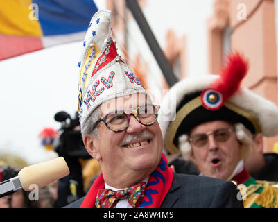 Mainz, Deutschland. 11 Nov, 2019. Reinhard Urban, Präsident der Mainzer Carneval-Verein (MCV), liest die "närrischen Grundgesetze' auf dem Balkon des Osteiner Hof. Traditionell jedes Jahr die "närrischen Grundgesetze' mit ihren 11 Artikeln für die Narren Freiheit sind am 11.11. um 11:11 Uhr in Mainz. Credit: Silas Stein/dpa/Alamy leben Nachrichten Stockfoto