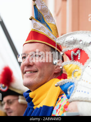 Mainz, Deutschland. 11 Nov, 2019. Michael Ebling (SPD), Oberbürgermeister der Stadt Mainz, steht auf dem Balkon des Osteiner Hof während der Lesung des "närrischen Grundgesetze'. Traditionell jedes Jahr die "närrischen Grundgesetze" mit ihren elf Artikeln für die Narren Freiheit sind am 11.11. um 11:11 Uhr in Mainz. Credit: Silas Stein/dpa/Alamy leben Nachrichten Stockfoto