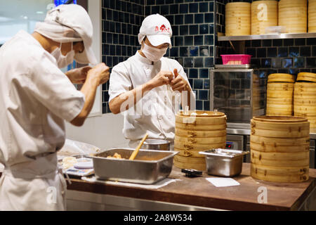 Johor, Malaysia - 22. März 2018: Asiatische Köche kochen traditionellen chinesischen Essen in taiwanesischen Knödel Restaurant. Männer kochen und frische Dim Sum machen Stockfoto