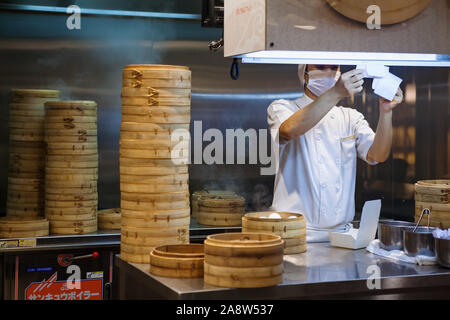 Johor, Malaysia - 22. März 2018: Asiatische Köche kochen traditionellen chinesischen Essen in taiwanesischen Knödel Restaurant. Männer kochen und frischem Teig von Ste machen Stockfoto