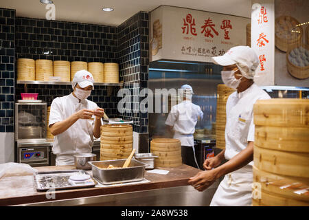 Johor, Malaysia - 22. März 2018: Asiatische Köche kochen traditionellen chinesischen Essen in taiwanesischen Knödel Restaurant. Männer kochen und frische Dimsum Stockfoto