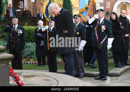 Premierminister Boris Johnson legt einen Kranz bei einem Gottesdienst im ehrenmal auf dem Petersplatz, Wolverhampton, Armistice Day, dem Jahrestag des Endes des Ersten Weltkriegs zu markieren. Stockfoto