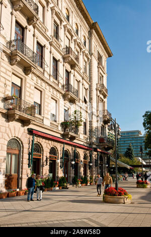 Touristen und Einheimische zu Fuß in der Nähe von Hotels und Restaurants entlang der Donau Promenade von Budapest Stockfoto