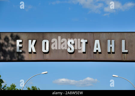 Logo EKO Stahl, Werkstor Hüttenwerk Arcelor Mittal, B112, Eisenhüttenstadt, Brandenburg, Deutschland Stockfoto