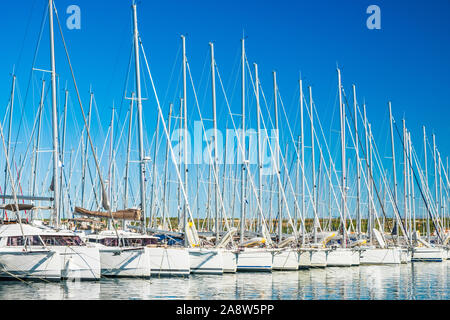 Yachten und Segelboote im raw in der Marina vor Anker in der Stadt Biograd na Moru, Adria in Kroatien Stockfoto
