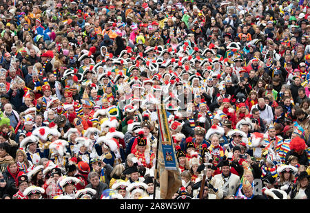 Mainz, Deutschland. 11 Nov, 2019. Zahlreiche Menschen stehen auf dem Schillerplatz während der Lesung des "närrischen Grundgesetze'. Traditionell jedes Jahr die "närrischen Grundgesetze" mit ihren elf Artikeln für die Narren Freiheit sind am 11.11. um 11:11 Uhr in Mainz. Credit: Silas Stein/dpa/Alamy leben Nachrichten Stockfoto