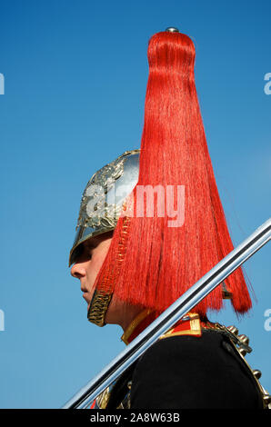 LONDON - Oktober 13, 2011: in der Nähe der Horse Guard Sentry am St. James's Palace, Whitehall, eine Tradition aufrechterhalten, da Tudor times. Stockfoto