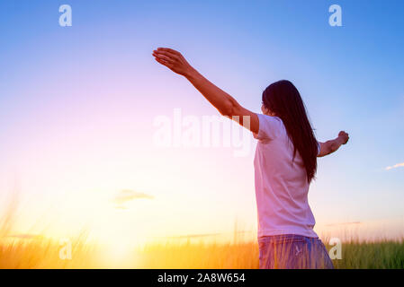 Frau frei fühlen in einer wunderschönen natürlichen Umgebung. Stockfoto