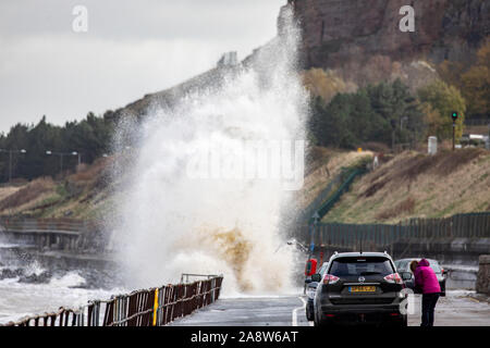 Colwyn Bay, North Wales, UK. 11. November 2019. UK Wetter nass und windig An für viele mit gefährlichen Bedingungen auf die Küstengebiete mit hohen Gezeiten verursachen riesige Wellen wie in Colwyn Bay im Norden von Wales Credit gesehen: DGDImages/Alamy Live Nachrichten heute Stockfoto