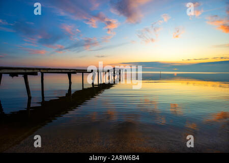 Sonnenaufgang an einem alten Holzsteg auf der Flotte Lagune Stockfoto