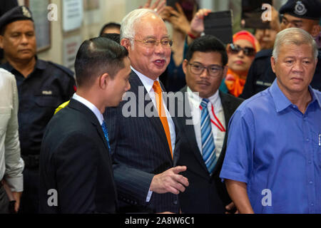 Kuala Lumpur, Malaysia. 11 Nov, 2019. Ehemalige malaysische Premierminister Najib Razak (C) verlässt den Hof in Kuala Lumpur, Malaysia, November 11, 2019. Ehemalige malaysische Premierminister Najib Razak wurde bestellt, ein verteidigungsminister am Montag für die Korruption im Zusammenhang mit der staatlichen Investitionsfonds 1 Malaysia Entwicklung Berhad (1 MDB). Credit: Chong Voon Chung/Xinhua/Alamy leben Nachrichten Stockfoto