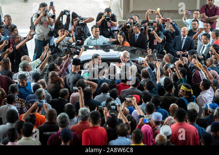 Kuala Lumpur, Malaysia. 11 Nov, 2019. Ehemalige malaysische Premierminister Najib Razak (C) verlässt den Hof in Kuala Lumpur, Malaysia, November 11, 2019. Ehemalige malaysische Premierminister Najib Razak wurde bestellt, ein verteidigungsminister am Montag für die Korruption im Zusammenhang mit der staatlichen Investitionsfonds 1 Malaysia Entwicklung Berhad (1 MDB). Credit: Chong Voon Chung/Xinhua/Alamy leben Nachrichten Stockfoto